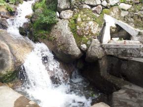 <p>Aek Sipangolu atau Air Kehidupan merupakan mata air yang berair jernih diyakini dapat menyembuhkan berbagai jenis penyakit. Berada di Desa Simangulappe &ndash; Bakkara, Kecamatan Baktiraja &ndash; Kabupaten Humbahas. Ahli geologi mengatakan bahwa Aek Sipangolu adalah air yang keluar dari akifer sistem rekahan tufa toba terlaskan. Menurut kepercayaan penduduk setempat, dengan berdoa sebelum meminum, mencuci muka, mandi atau melakukan ritual di Aek Sipangolu. Penyakit di tubuh akan akan sembuh dengan sendirinya, dan Aek Sipangolu ini merupakan bagian dari perjalanan sejarah kerajaan Sisingamangaraja XII.</p>
