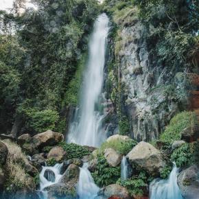<p>Lokasi wisata ini berada di Desa Marbun Toruan, ketinggian Air Terjun Janji mencapai 40 meter hingga 50 meter dan memiliki curah air yang cukup deras. Terdapat air mancur unik yaitu berupa patung ikan mas berdiri, tersedia ruangan untuk mandi dan restoran sederhana untuk para pengunjung bersantai. Akses menuju lokasi ini tidaklah sulit, karena posisinya berada dipinggir jalan.</p>

