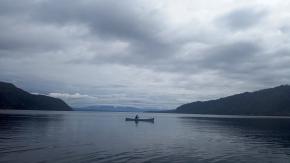 <p>Danau Toba itu ibaratnya pekarangan Lembah Bakkara. Berdiri di tepian Danau Toba, pengunjung akan disuguhi pemandangan indah dari hamparan air danau, pebukitan berlapis &ndash; lapis dan Pulau Simamora. Tidak hanya itu saja, pengunjung juga bisa melihat langsung aktivitas nelayan Lembah Bakkara yang sedang mencari ikan. Istilah mardoton adalah kebiasaan menangkap ikan yang masih lestari hingga saat ini. Perahu yang digunakan menangkap ikan masih perahu yang terbuat dari kayu lokal yaitu kayu ingul. Biasanya, hasil tangkapan ikan dari Danau Toba yaitu jenis ikan mujahir, ikan nila dan ikan mas</p>
