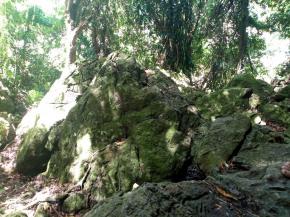 <p>Tombak Sulusulu berupa hutan kecil dan rimbun di atas bebatuan karts yang telah berusia 250 juta tahun yang diyakini sebagai tempat kelahiran Raja Sisingamangaraja I. Lokasi ini berada di desa Marbun Tonga Marbun Dolok &ndash; Kecamatan Baktiraja. Di tempat inilah istri Raja Bona Ni Onan Sinambela yaitu Boru Pasaribu menerima wahyu dari Debata Mulajadi Nabolon atau Tuhan Yang Maha Kuasa, bahwa dia akan melahirkan seorang anak yang sakti dan kelak akan menjadi Raja. Ketika anak itu lahir, bumi bergetar sehingga nama anak tersebut diberi nama Raja Manghuttal yang kemudian dinobatkan menjadi Raja Sisingamangaraja I. Batuan karts di Tombak Sulusulu merupakan Batu Gamping Mesozoik batuan dasar Danau Toba yang berusia 250 juta tahun.</p>
