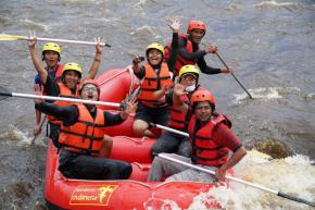 <p>Lembah Bakkara tidak hanya memiliki destinasi wisata sejarah ataupun pertanian, ada juga potensi lain yaitu sungai berarus deras.&nbsp; Ada 2 permainan air yang bisa dilakukan di sungai ini, 2 kategori permainan air tersebut yaitu fun atau extreme. Sungai Aek Silang menawarkan arus yang sangat keren dan bisa digunakan sebagai sarana lokasi pemainan rafting atau arung jeram dan river tubing. Air sungai ini bermuara ke Danau Toba, dan para pengunjung yang ingin mencoba permainan air ini jangan cemas karena operator rafting dan river tubing di Lembah Bakkara ini sudah terlatih.</p>
