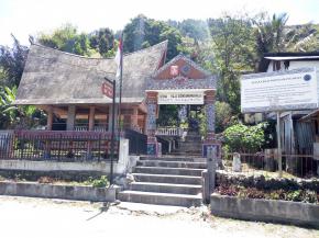 <p>Dinasti Raja Sisingamangaraja diperkirakan berlangsung dari tahun 1530 &ndash; 1907 berpusat di Bakkara dan saat ini disebut Kecamatan Baktiraja. Dinasti Raja Sisingamangaraja berlangsung selama 12 generasi yaitu dari Raja Sisingamangaraja I &ndash; XII. Di lokasi ini terdapat 4 ruma bolon yang masing &ndash; masing memiliki fungsi, terdapat juga antan yang terbuat dari batu, terdapat juga relief berupa gambaran dari wajah Raja Sisingamangaraja dan relief di dinding batu berupa cap dan simbol Raja Sisingamangaraja XII.</p>
