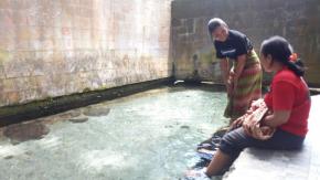 <p>Aek Sitotio adalah mata air alami yang keluar dari tanah, airnya sangat sejuk dan jernih. Para ahli geologi mengatakan bahwa terjadinya Aek Sitiotio karena adanya perpotongan litologi yaitu antara akifer tufa toba dengan bebatuan dasar metasedimen. Sumber mata air berupa kolam mini dibagi menjadi 2 bagian, 1 tempat khusus pemandian perempuan dan 1 tempat khusus pemandian lelaki. Terdapat pohon beringin besar di sekitaran kolam, rimbunnya dedaunan beringin mampu meneduhi tempat tersebut.</p>
