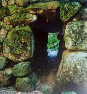 <p>Pada umumnya huta atau kampung Suku Batak di Kawasan Danau Toba dikelilingi tembok (Parik) berupa bebatuan yang disusun maupun tanah yang dikeruk. Dan memiliki satu pintu masuk berupa batu yang cukup kokoh dan tinggi. Dahulu pintu masuk ini selalu dijaga untuk mencegah masuknya musuh. Saat ini kebanyakan parik sudah tidak terpelihara lagi dan berganti menjadi pagar dari masing-masing rumah tinggal. Di Huta Banjar Ganjang ini, kita masih bisa melihat gerbang pintu masuk huta yang masih utuh, berupa terowongan yang panjangnya sekitar 3 meter.</p>
